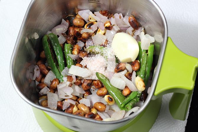 blending peanut onion chutney with water