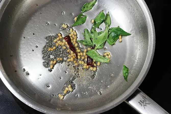 addition of curry leaves for tempering idli chutney