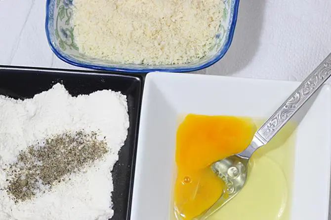 prepare flour, egg for chicken nuggets recipe