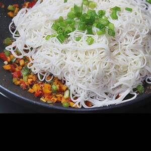 adding noodles to chilli garlic sauce
