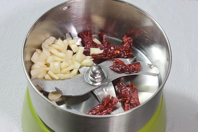 adding chilli garlic to make sauce