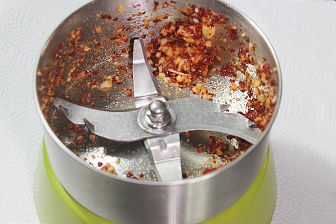 blending garlic red chilli for paste