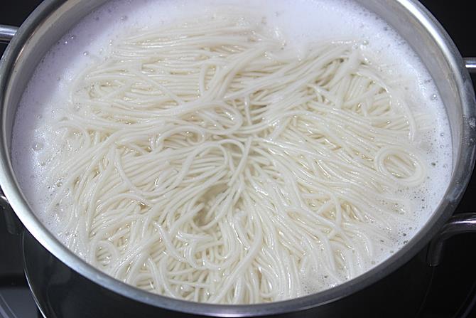 cooking somen noodles