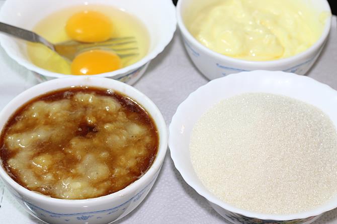 wet ingredients for chocolate banana cake