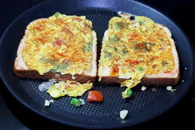 Making spicy egg toast on pan