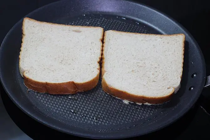 toasting bread with egg