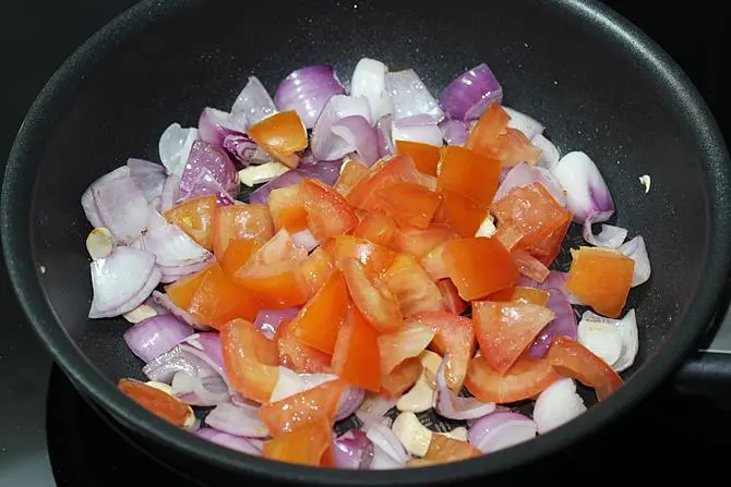 cooking tomatoes for making kadhai paneer recipe