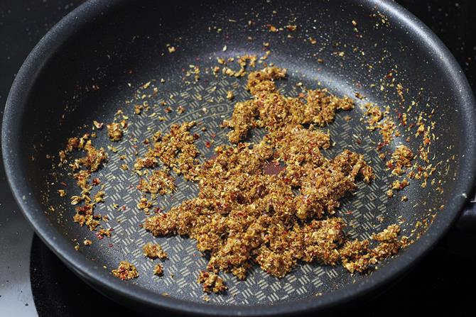 sauteing kadhai masala