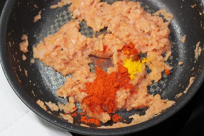 addition of red chilli powder for aloo baingan recipe