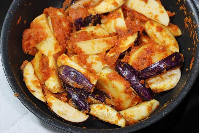sauteing aloo baingan