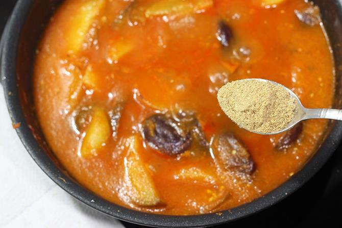 addition of garam masala in aloo baingan recipe