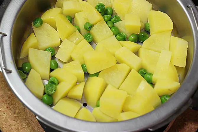 steam veggies in steamer for bread pakora