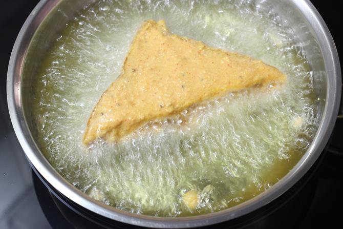 deep frying bread pakora