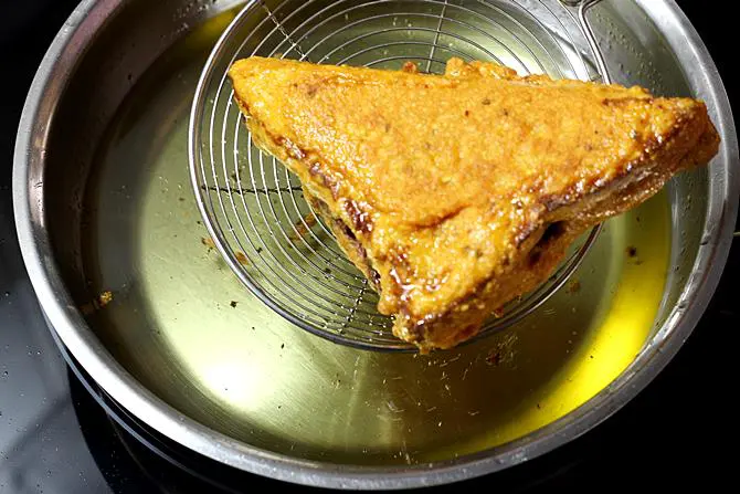 golden fried bread pakora in pan