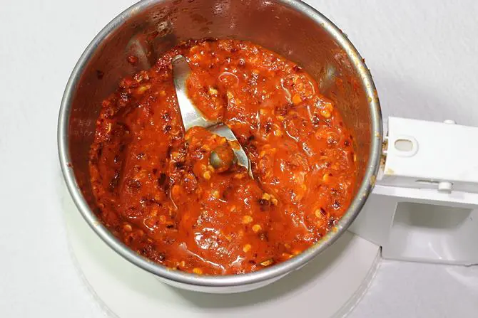 making garlic sauce for mushroom recipe