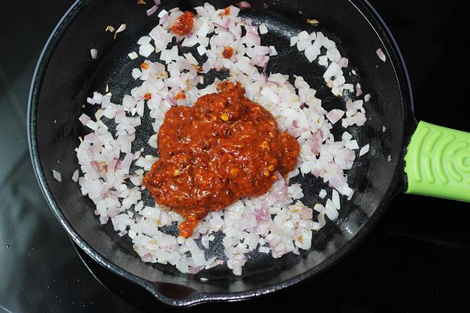 frying garlic paste