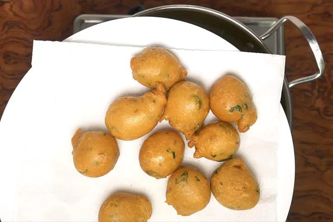 removing mysore bonda to a kitchen tissue