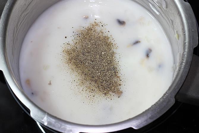 add pepper powder to pot