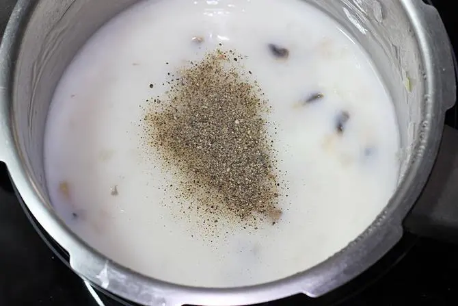 add pepper powder to pot