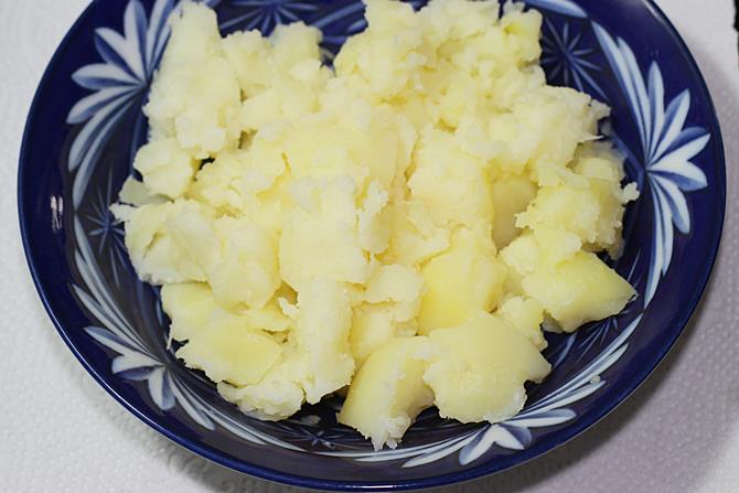 crumbled aloo for potato samosa