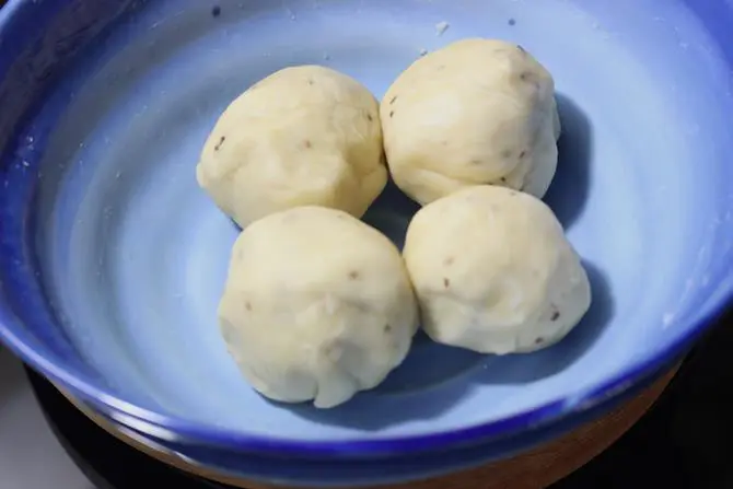 Jaa taikina 5 yhtä suureen osaan' data-pin-description='Samosa is a popular Indian snack where spiced potatoes are stuffed in a flaky pastry and fried.