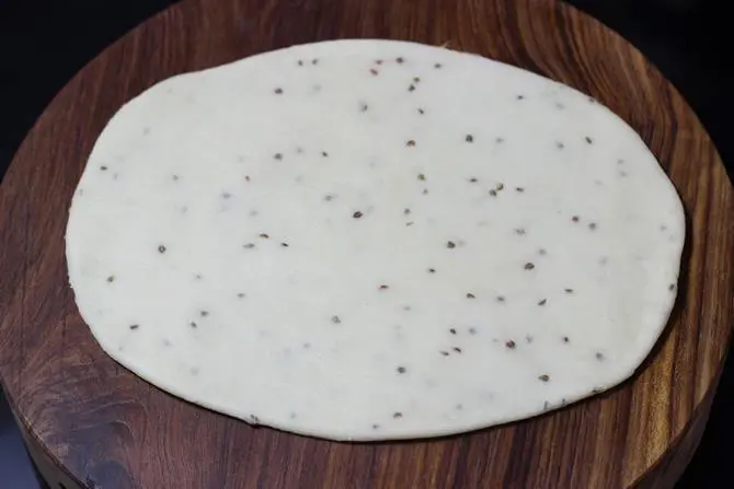 roll the pastry dough to a roti