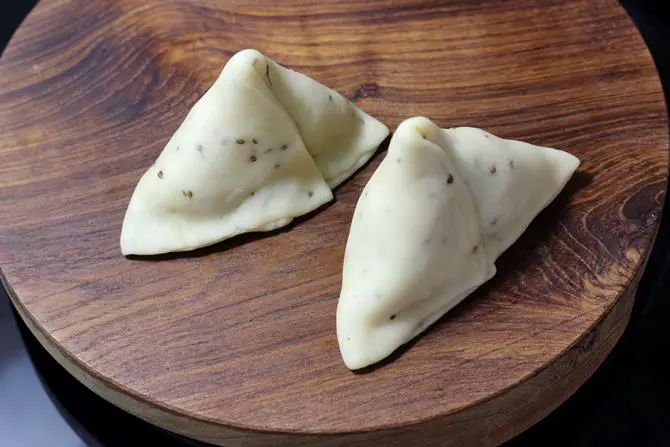 potato stuffed samosas ready for frying