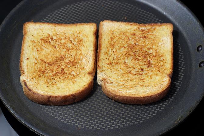 toast the bread on pan to make veg sandwich recipe