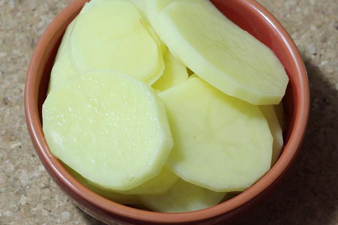 sliced potatoes to make bajji