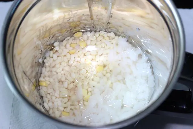 blending dal poha to make masala dosa batter