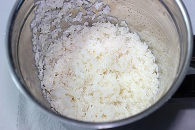 blending rice to make masala dosa batter