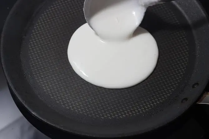 pouring batter on tawa to make masala dosa