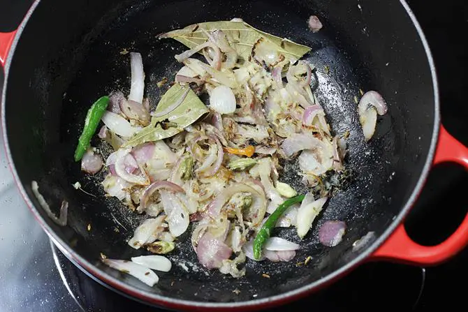 fry pudina or mint leaves to make peas pulao