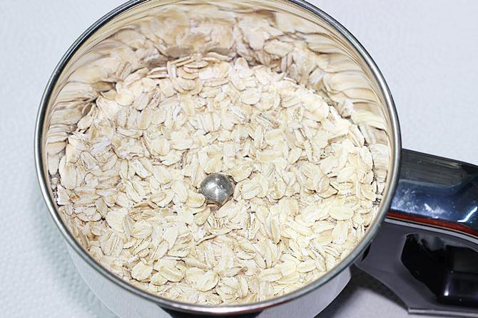 rolled oat in jar to powder