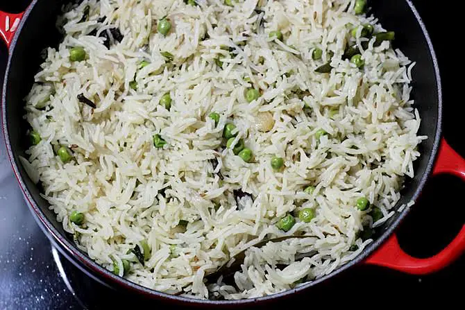 garnish peas pulao with coriander leaves