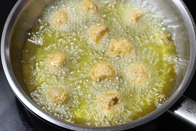 frying soya pakora in hot oil
