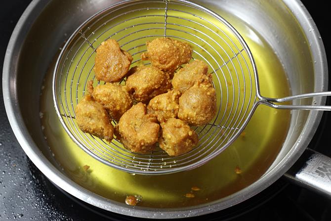 golden fried meal maker pakoda