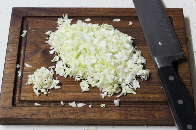 Cut cabbage to large cubes