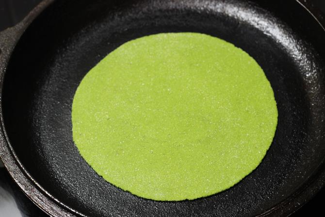 Place the palak roti