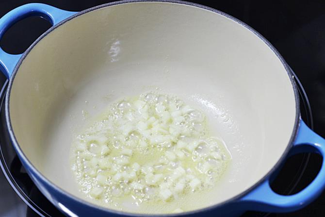 Saute garlic to make pasta soup