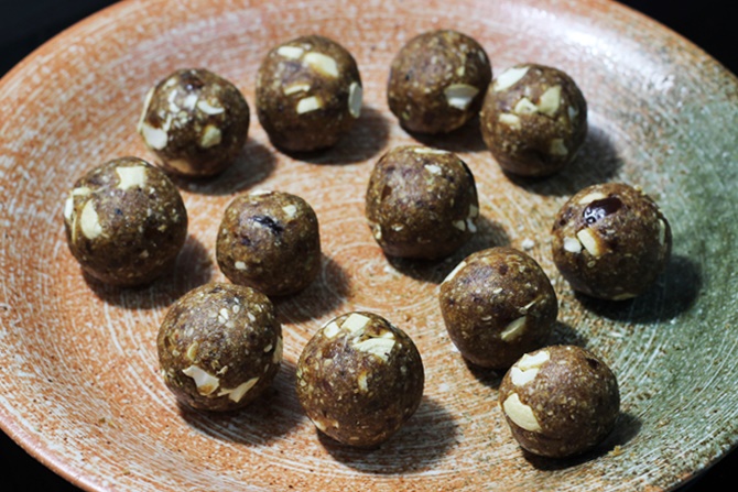making dates sesame ladoo