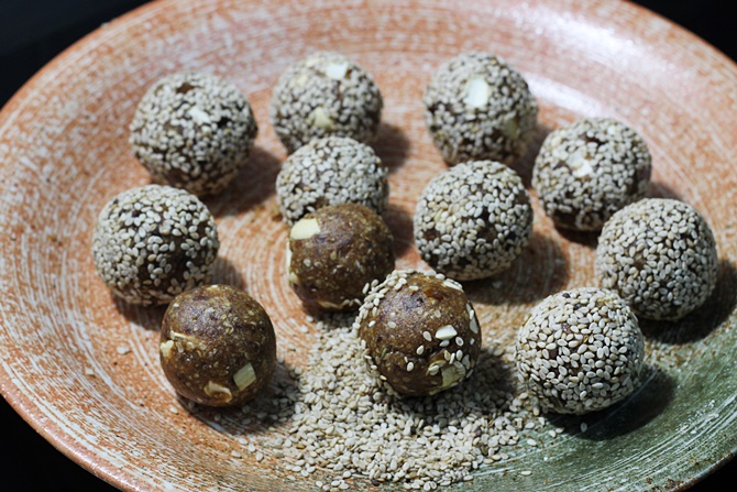 rolling dates sesame ladoo