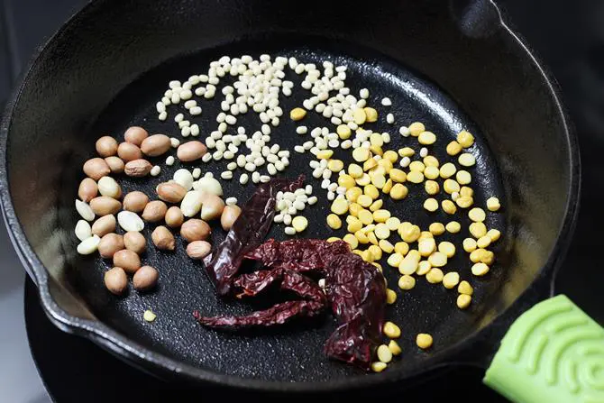 roasting dals to make podi idli