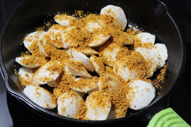 tossing idlis in podi