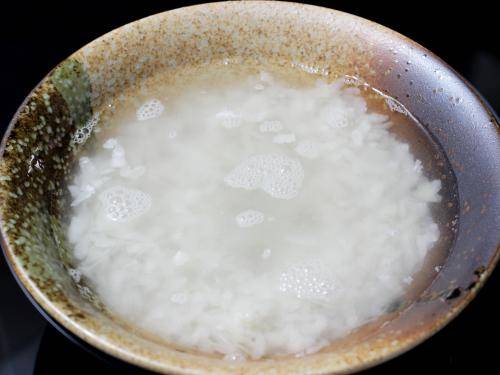 rinsing poha well with water