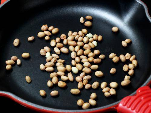 dry roasting peanuts to make poha