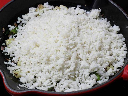 adding soaked poha to pan