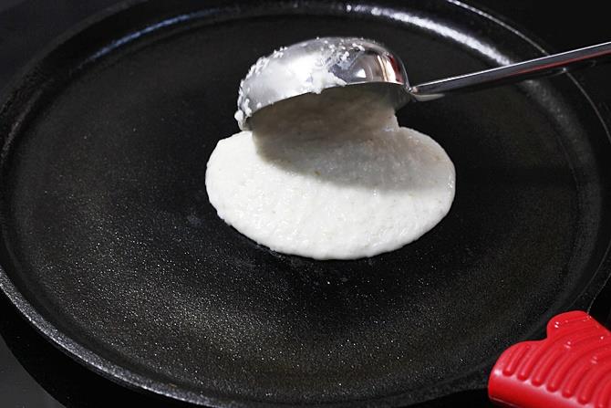 pouring batter to make rava uttapam