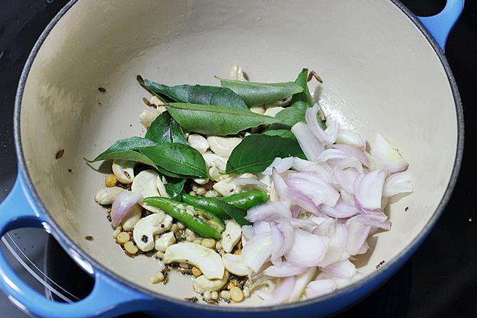 curry leaves onions for tomato upma recipe