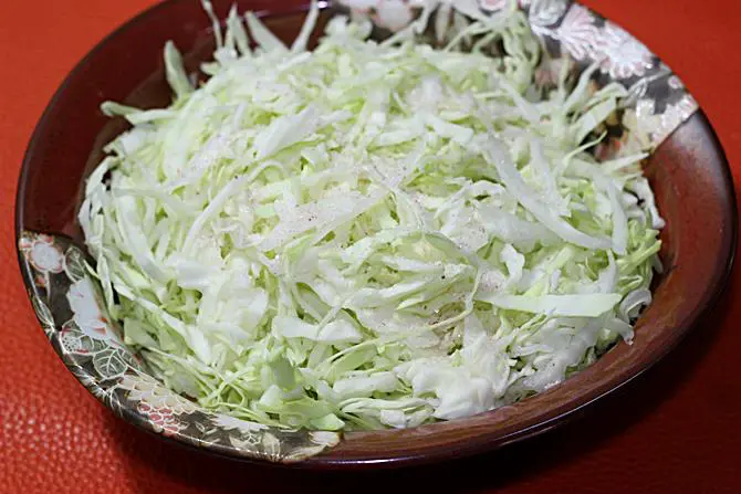 sprinkle salt to make cabbage pakora recipe